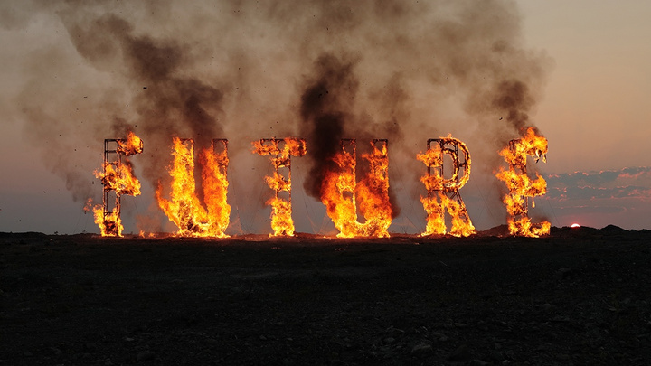 Это просто огонь: екатеринбургский художник Тима Радя сжёг «будущее»