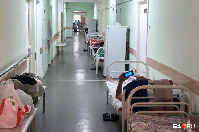 В коридоре 24-й больницы поставили койки для пациентов