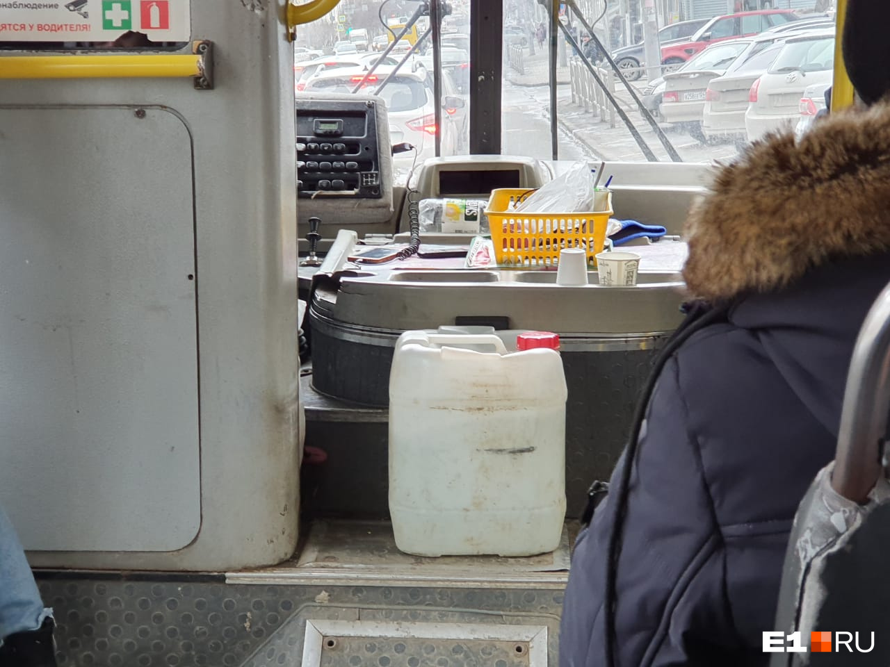 Перевозчики обязаны поддерживать чистоту в салонах автобусов. Перед выездом на линию машины должны мыть. Но часто на этой расходной статье экономят Перевозчики обязаны поддерживать чистоту в салонах автобусов. Перед выездом на линию машины должны мыть. Но часто на этой расходной статье экономят