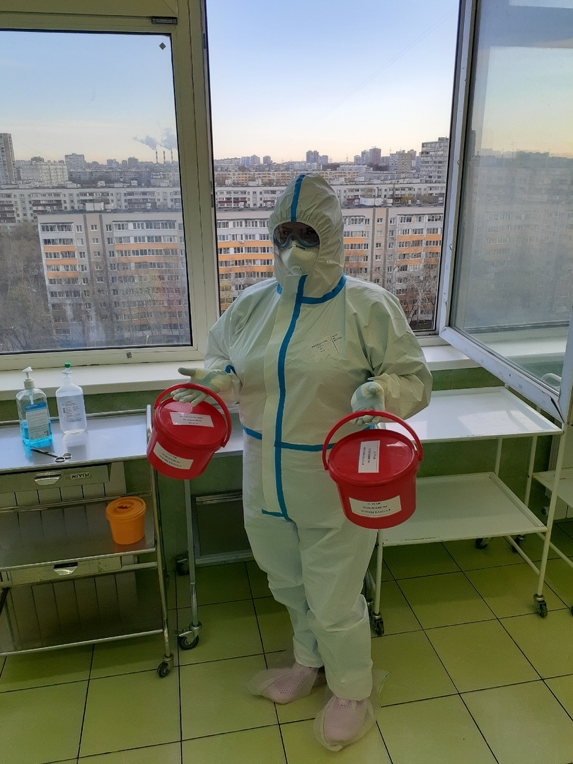 В таком костюме («каспер») медики в зараженной зоне ходят по 10 часов В таком костюме («каспер») медики в зараженной зоне ходят по 10 часов