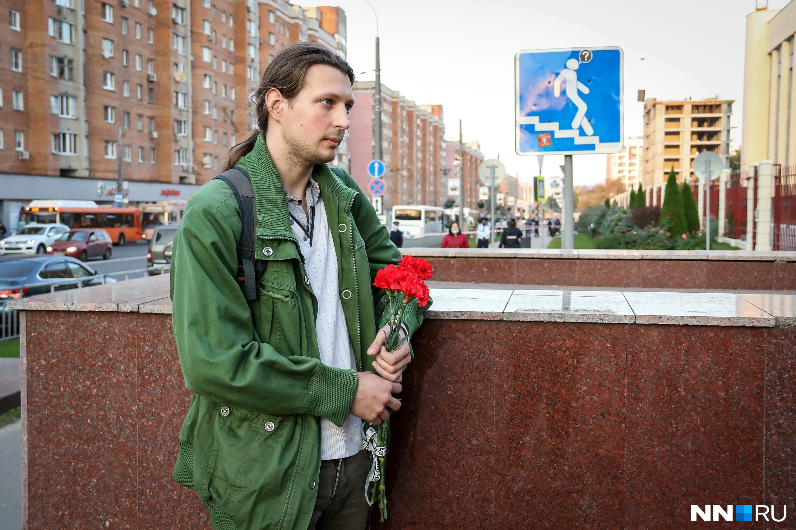 Очень быстро на место стали приезжать знакомые Ирины Очень быстро на место стали приезжать знакомые Ирины