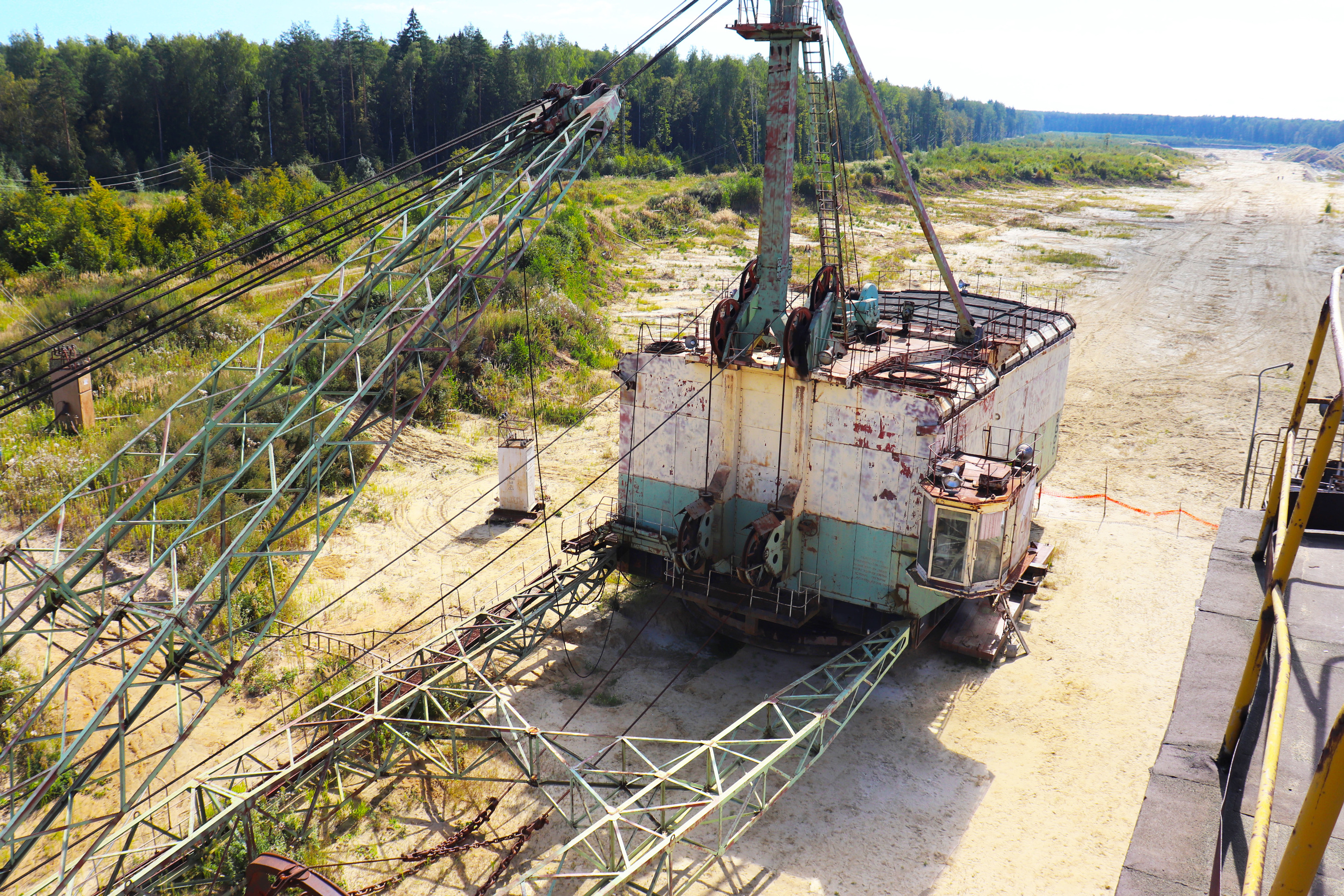 Масса экскаватора около 700 тонн Масса экскаватора около 700 тонн