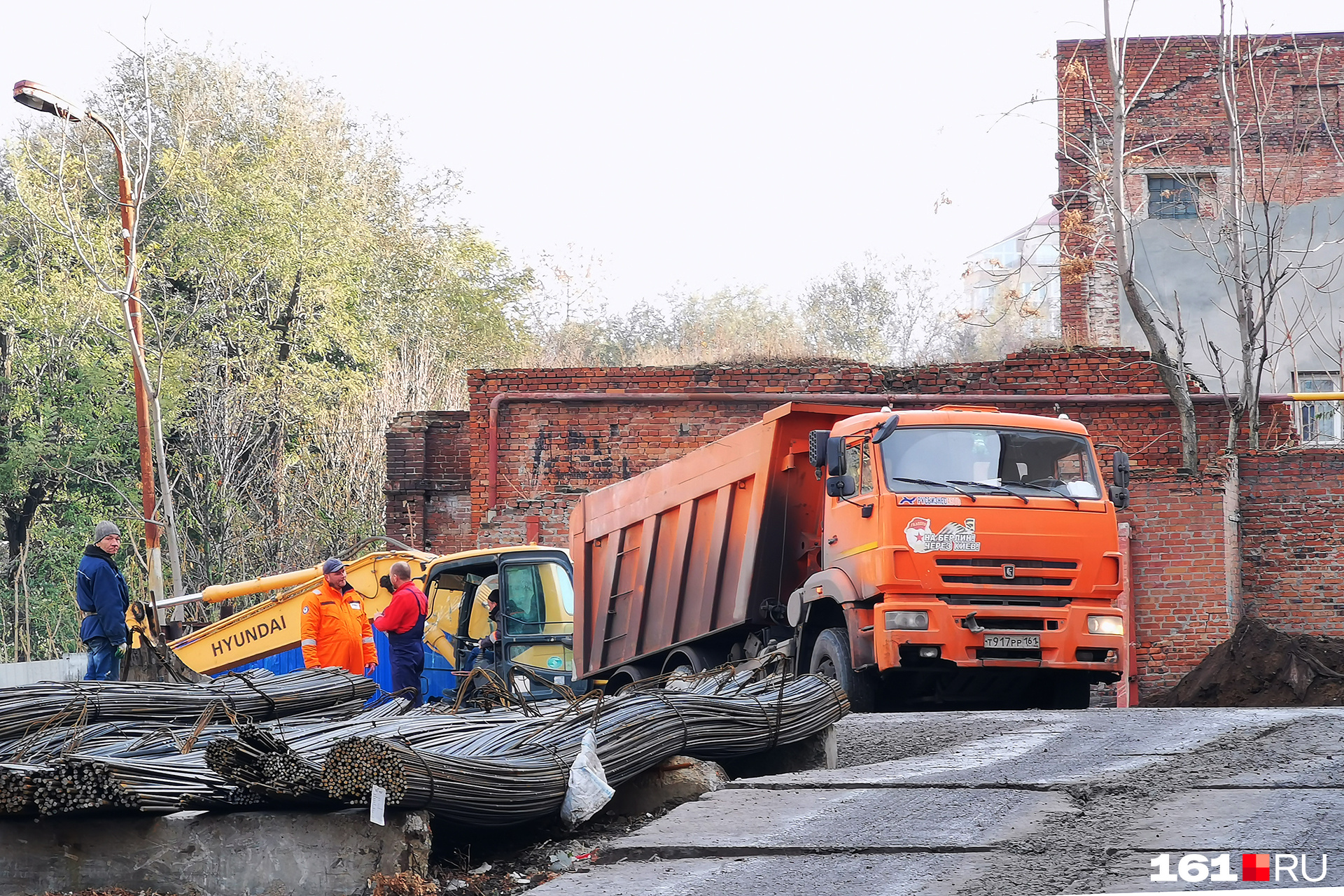 Рабочие трудятся с раннего утра Рабочие трудятся с раннего утра