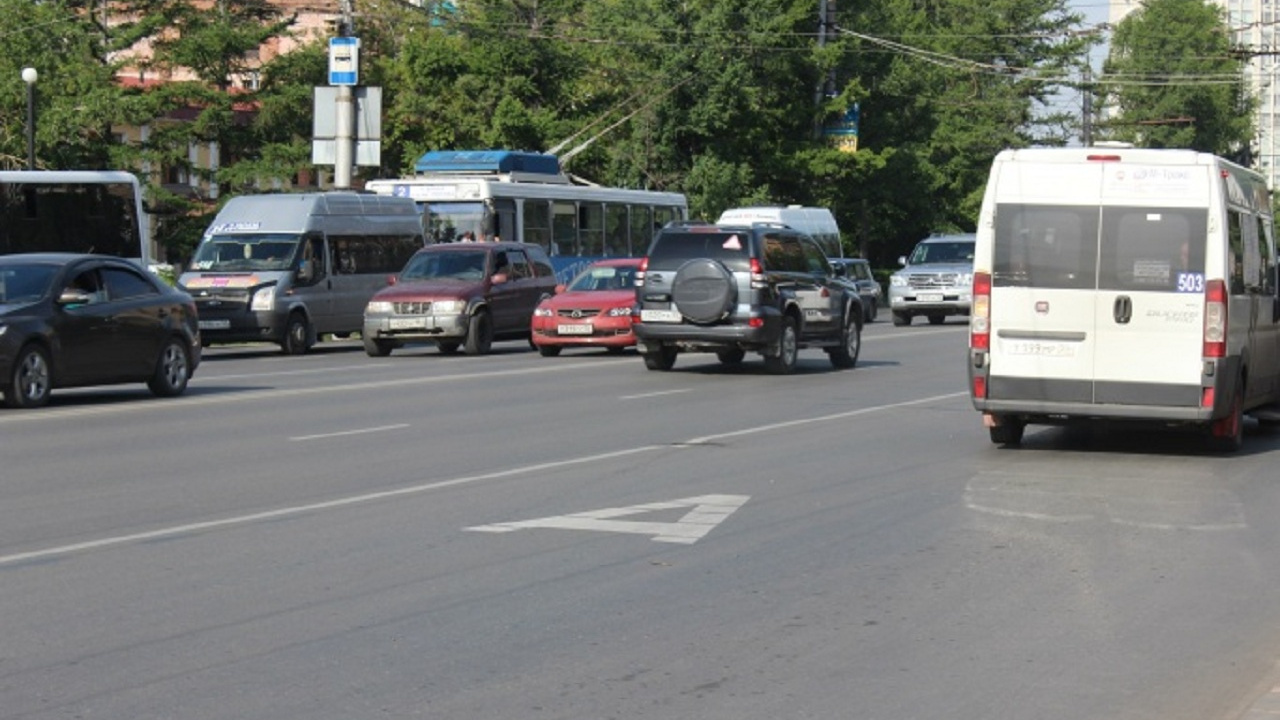 Дептранспорта попытался избавиться от пробок на Лукашевича после появления выделенной полосы