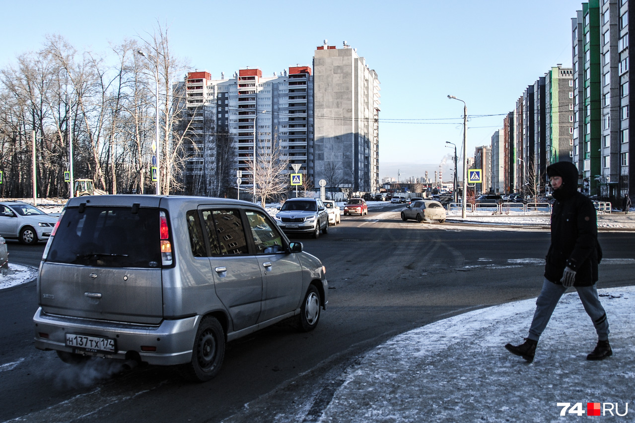 Со второстепенных дорог выезжать сложно, поэтому на пешеходов не особенно обращают внимание Со второстепенных дорог выезжать сложно, поэтому на пешеходов не особенно обращают внимание