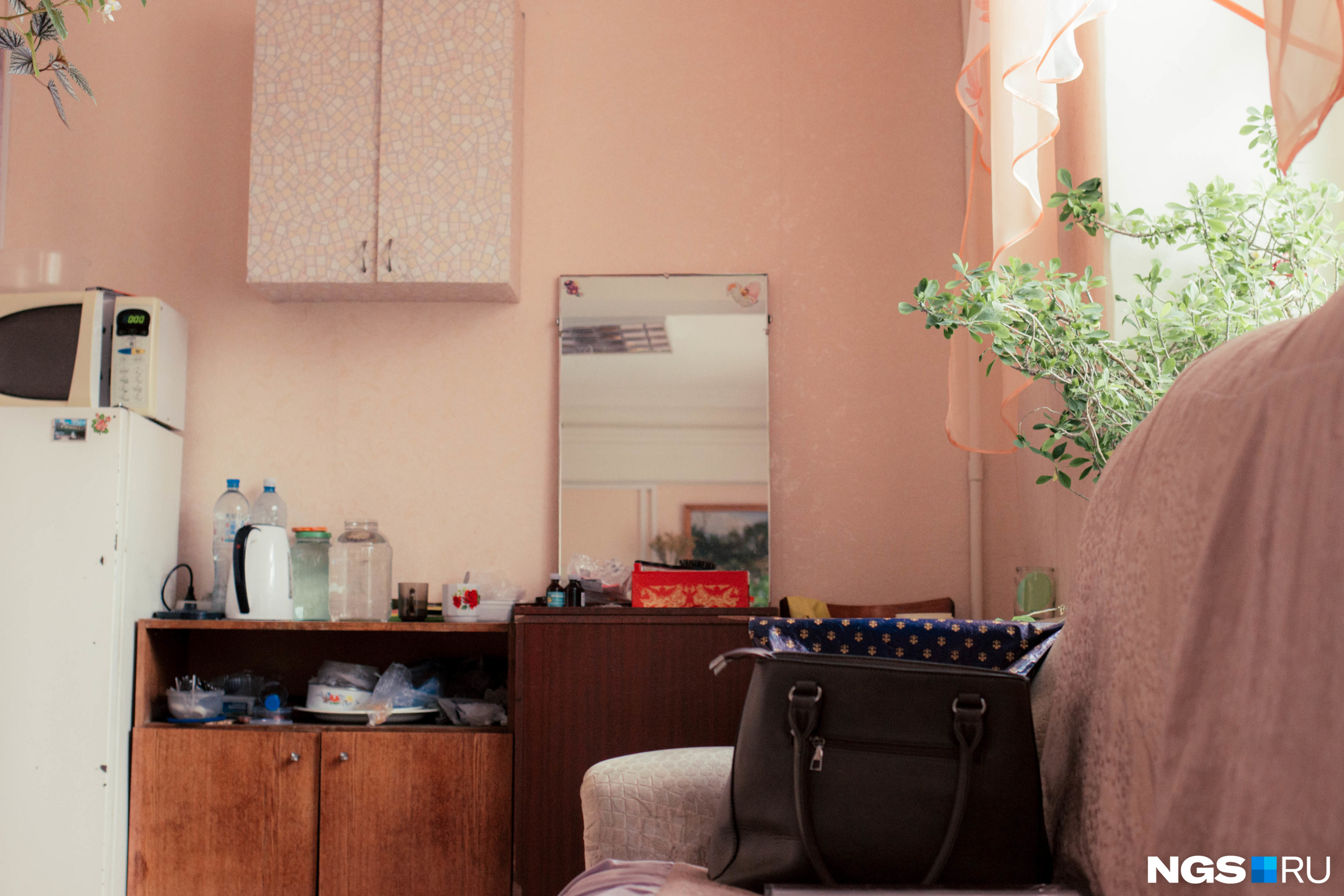 Валентина Ильинична отказалась фотографироваться («не хочу быть звездой»), но разрешила снять интерьер её рабочей комнаты