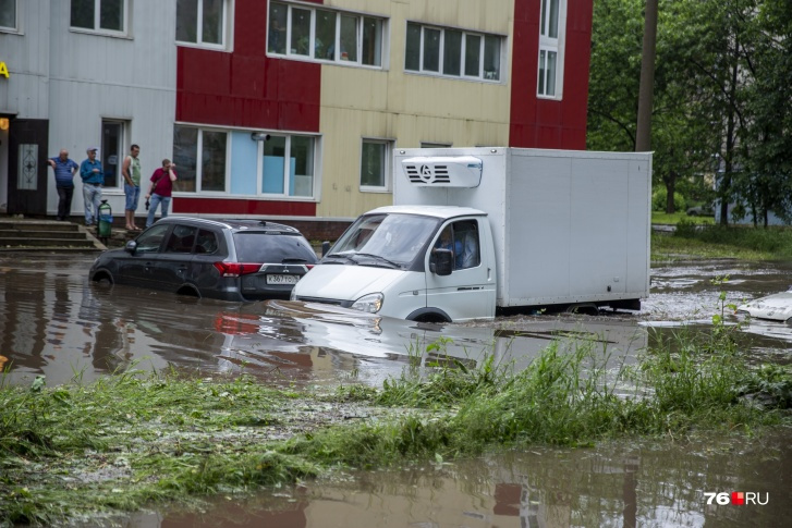 На улице Рыкачева после ливня под водой оказались несколько машин