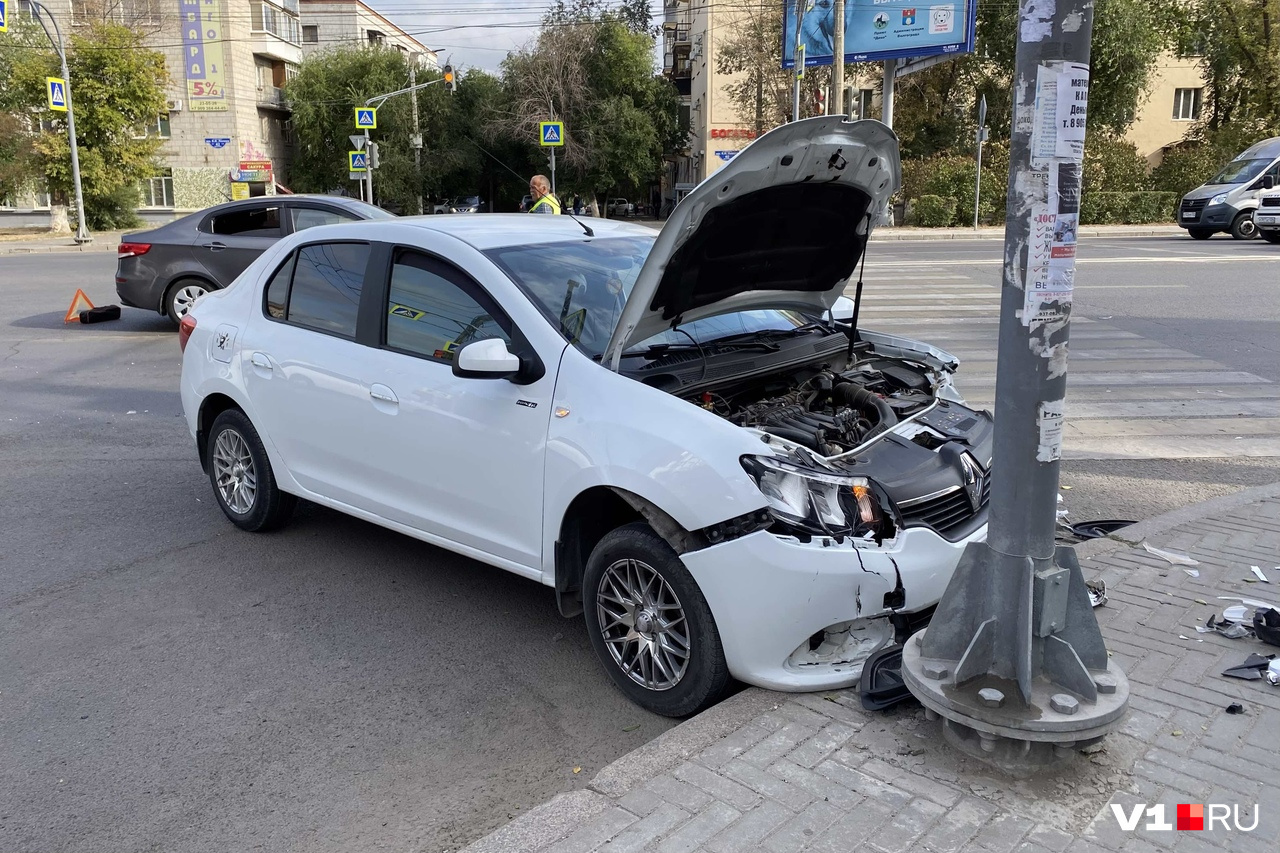 Renault от удара врезался в опору освещения Renault от удара врезался в опору освещения