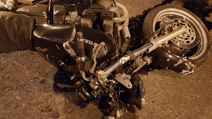 Мгновенная смерть: мотоциклист на полном ходу влетел в легковую машину — видео