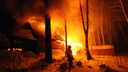 Потушили за десять минут: в Октябрьском районе Новосибирска загорелся частный дом