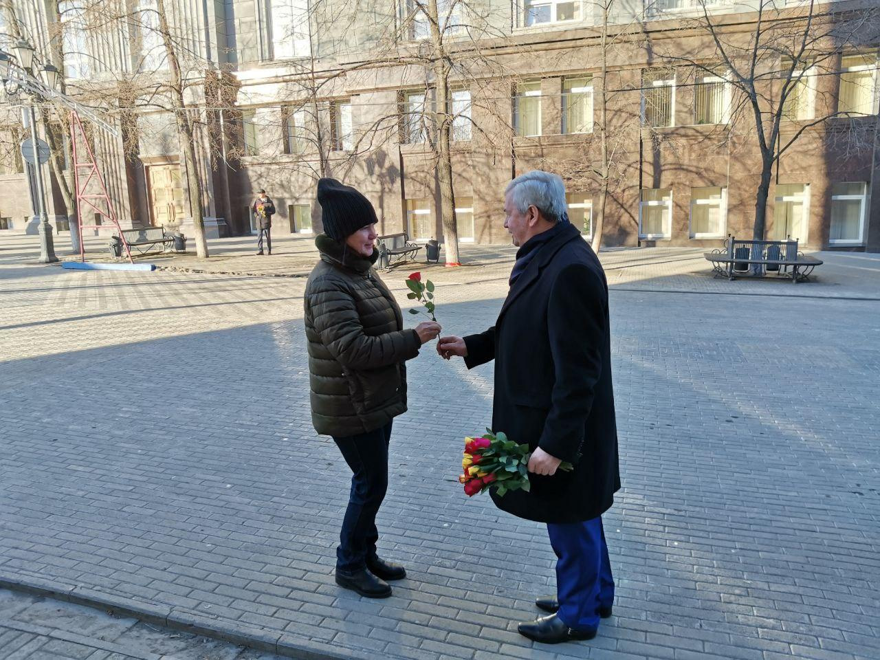 Депутаты дарили челябинкам розы Депутаты дарили челябинкам розы