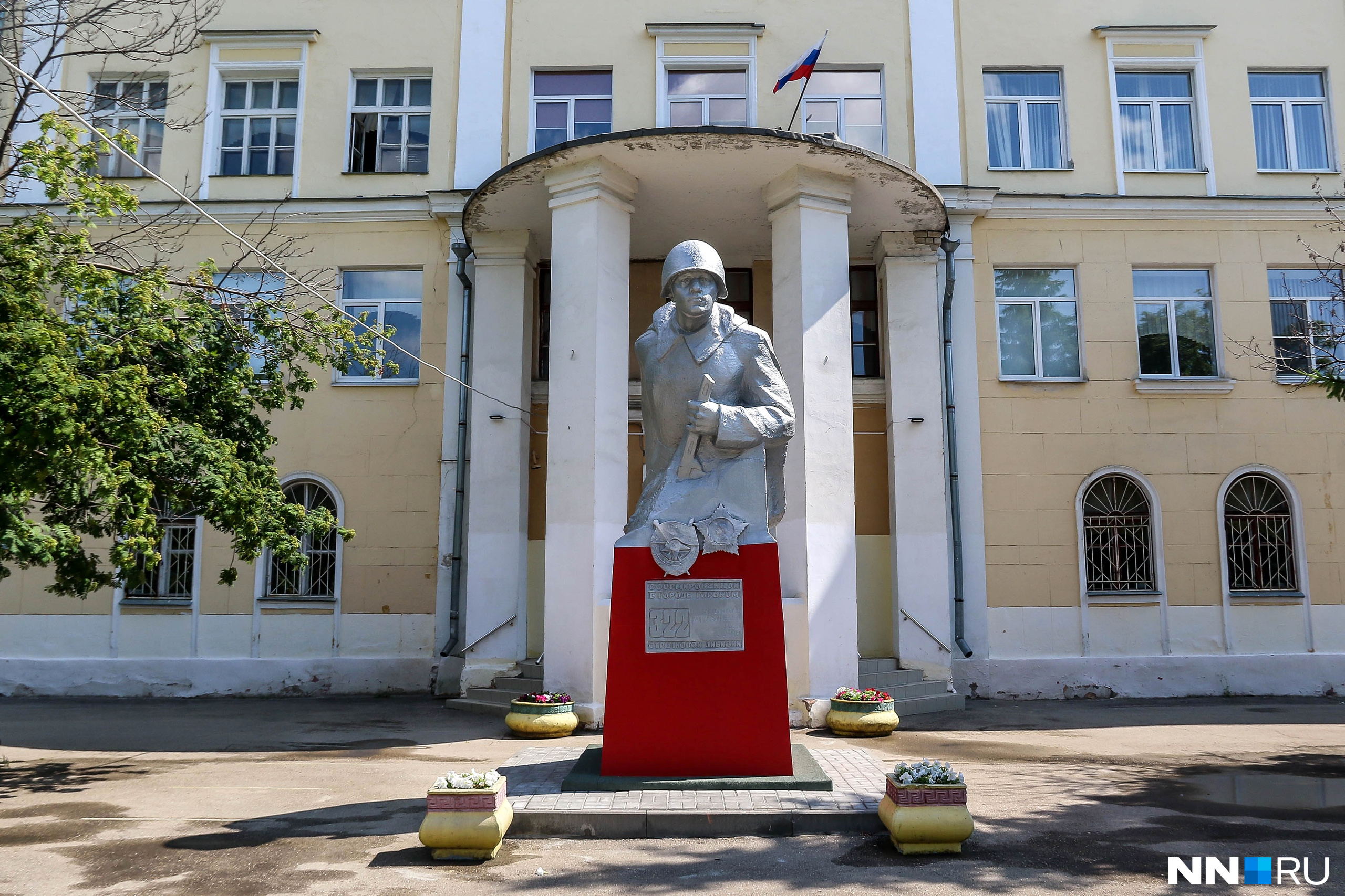 Памятник в честь героев ВОВ перед школой <nobr class="_">№ 182</nobr>