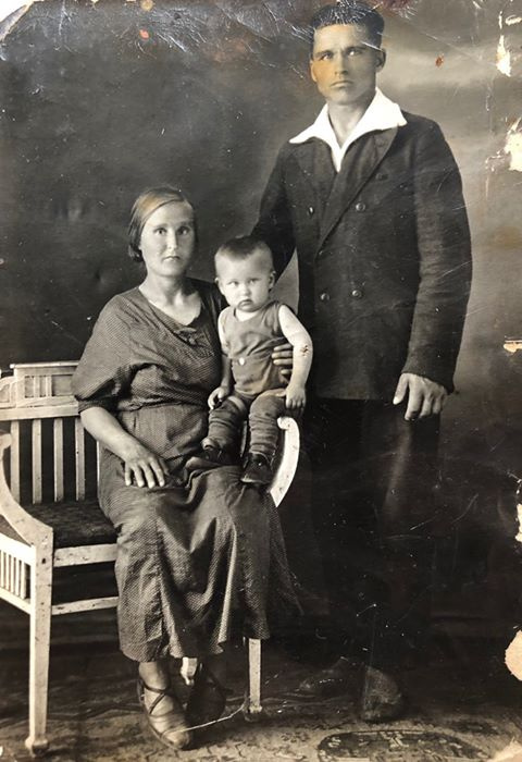 — Предполагаю, что это конец 1930-х. На фото старшая дочь моих бабушки и дедушки, она умерла в младенчестве. Может быть, даже вскоре после этой съёмки, — пояснила читательница