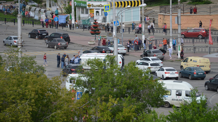 Столкновение легковушки и скорой помощи в Челябинской области попало на видео