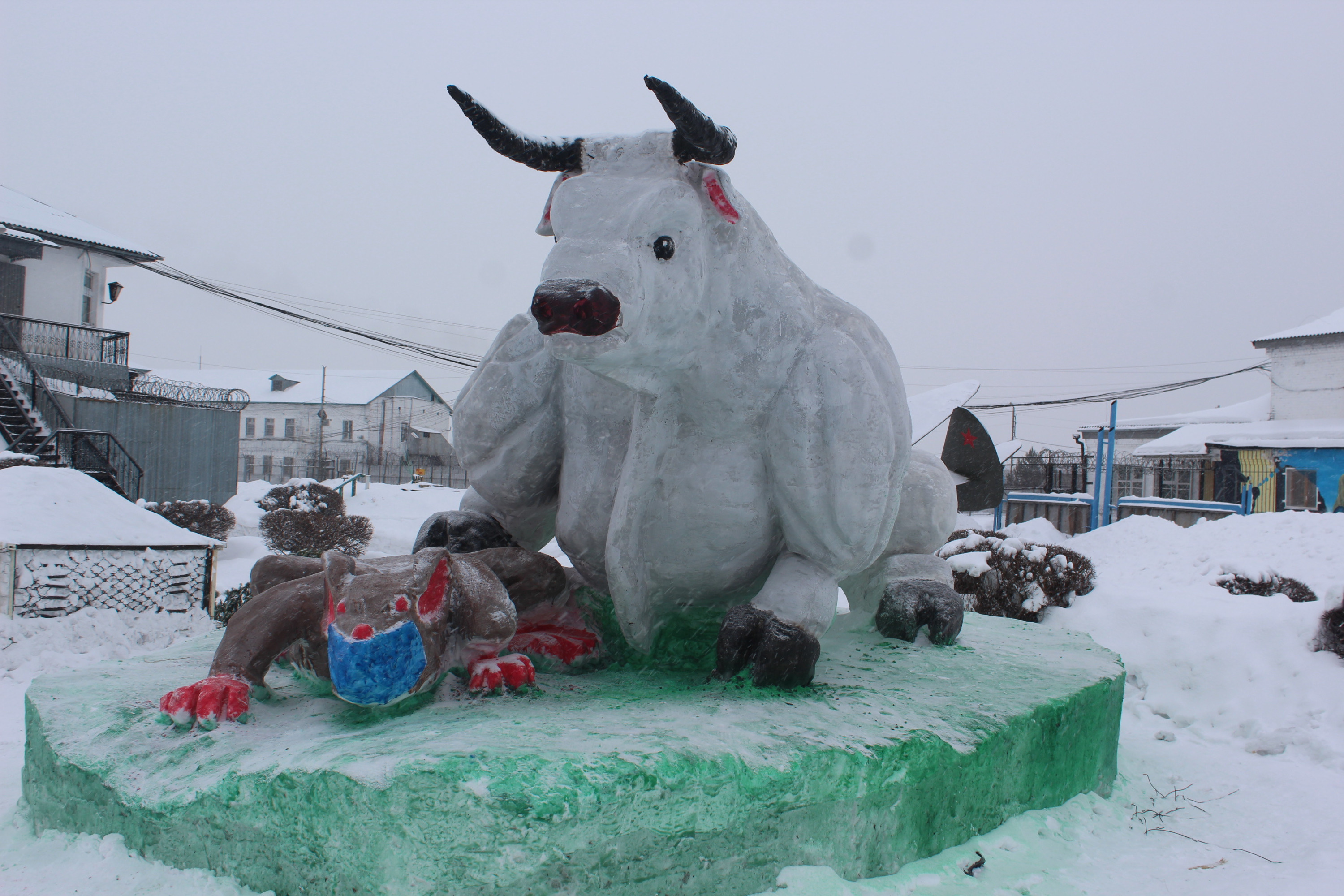 горка на площади ленина новосибирск. главный снежный городок лесосибирск 2024. снежный городок. площадь ленина новосибирск новосибирск зимой. фото от снега для школьного двора.