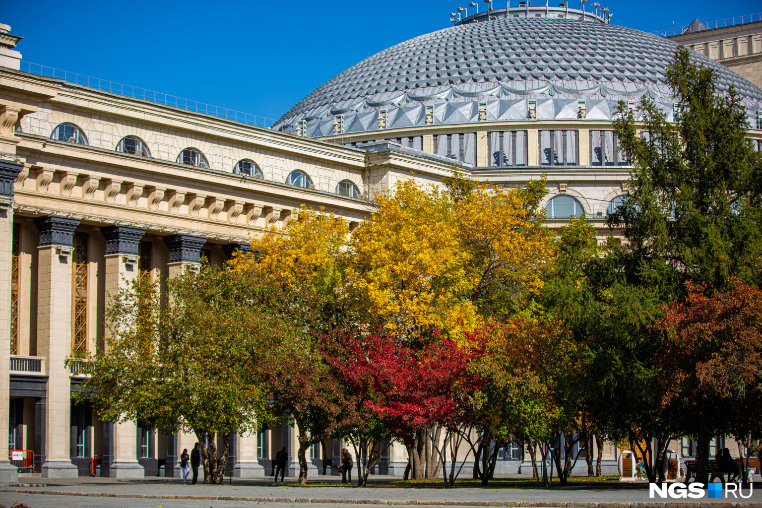 Легендарный Оперный театр выглядит еще торжественнее и величественнее в окружении разноцветных осенних деревьев...