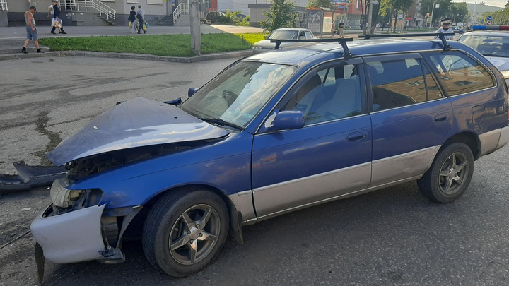 В Новокузнецке столкнулись две легковушки, три человека пострадали