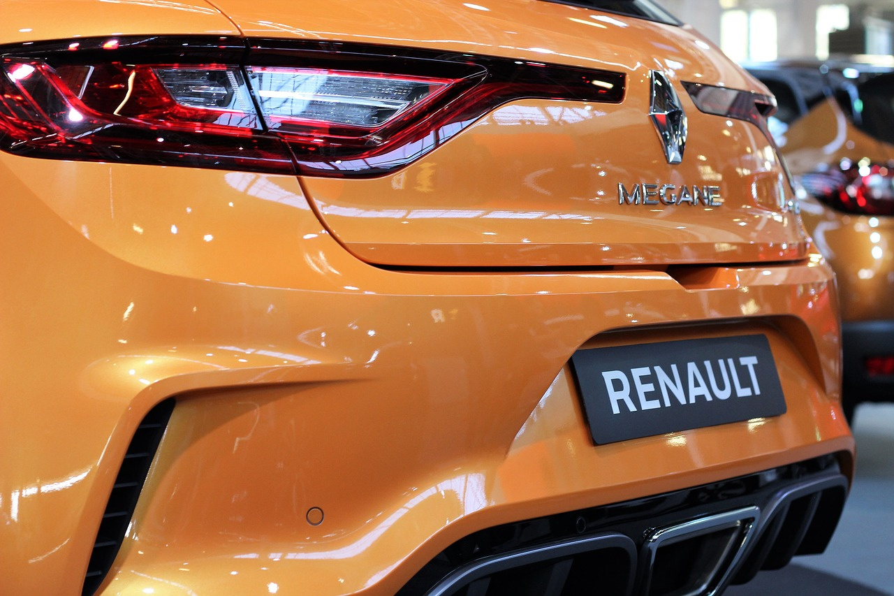 Renault возобновляет работу заводов во Франции. Сотрудников будут проверять и обяжут носить защиту