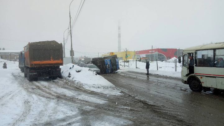В Перми на Героев Хасана перевернулся грузовик: движение затруднено