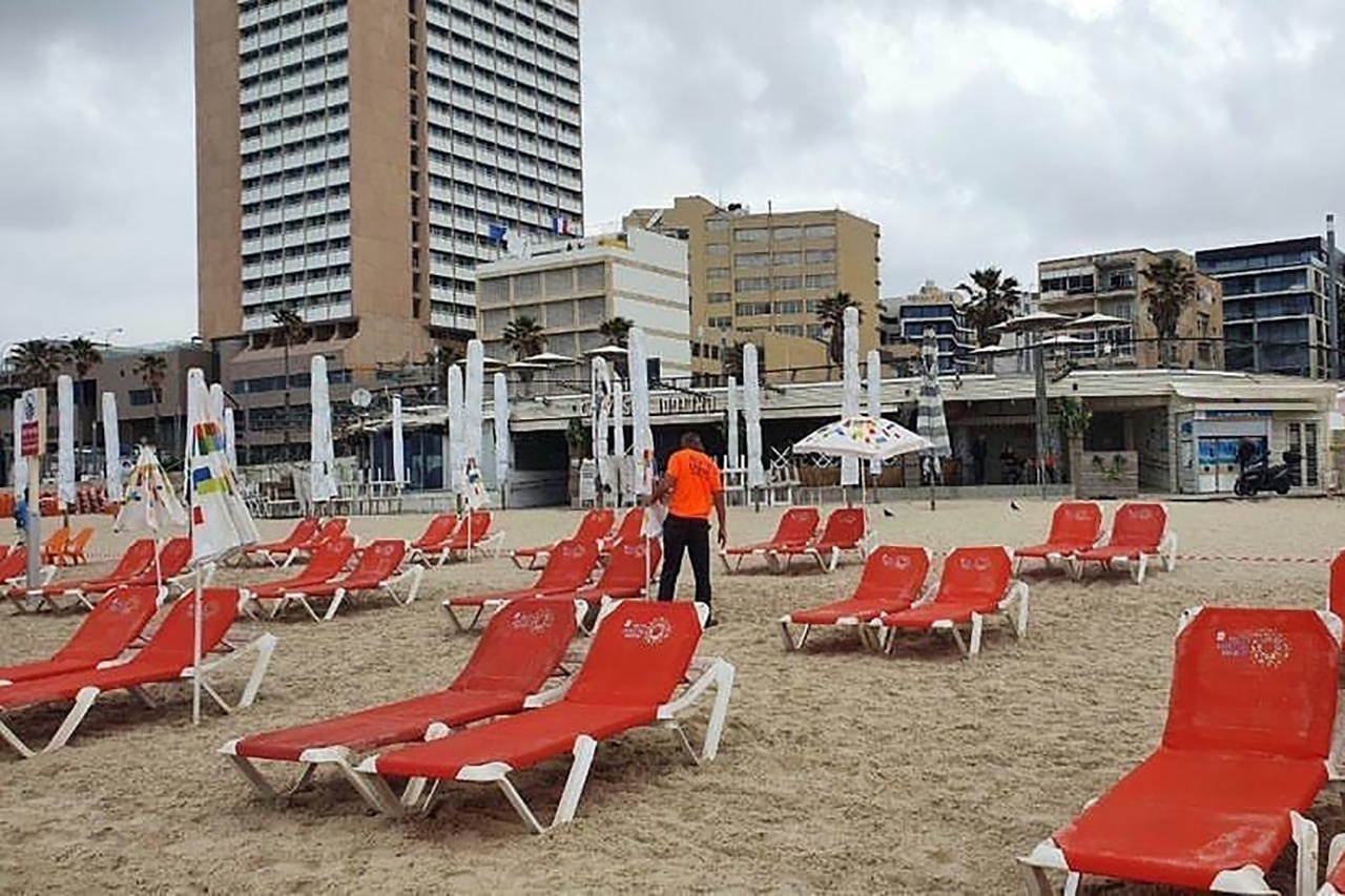 Правительство Израиля разрешило открыть торговые центры и рынки 7 мая, а вот пляжи пока доступны только для профессиональных спортсменов<br>