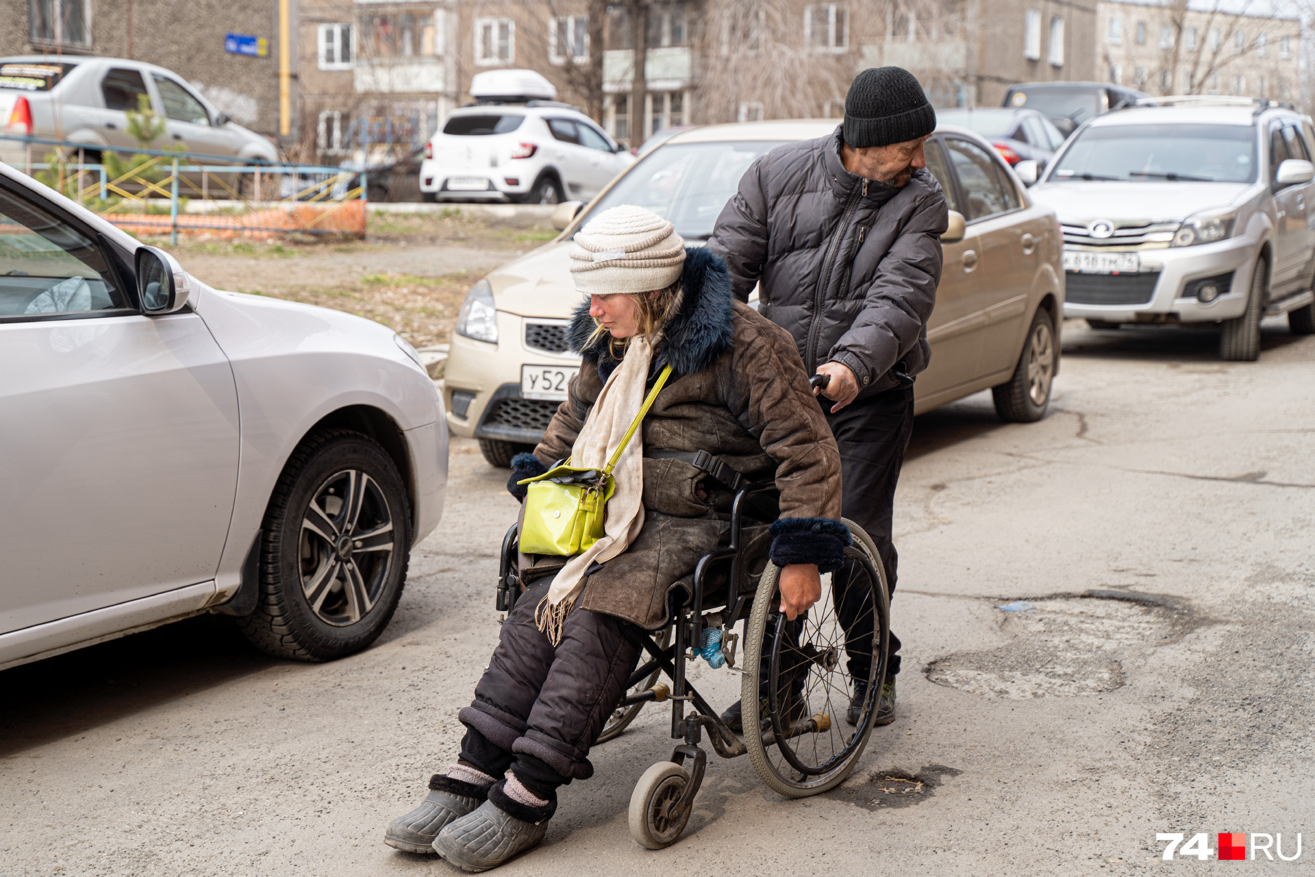 Самостоятельно инвалид может ехать только спиной вперёд Самостоятельно инвалид может ехать только спиной вперёд