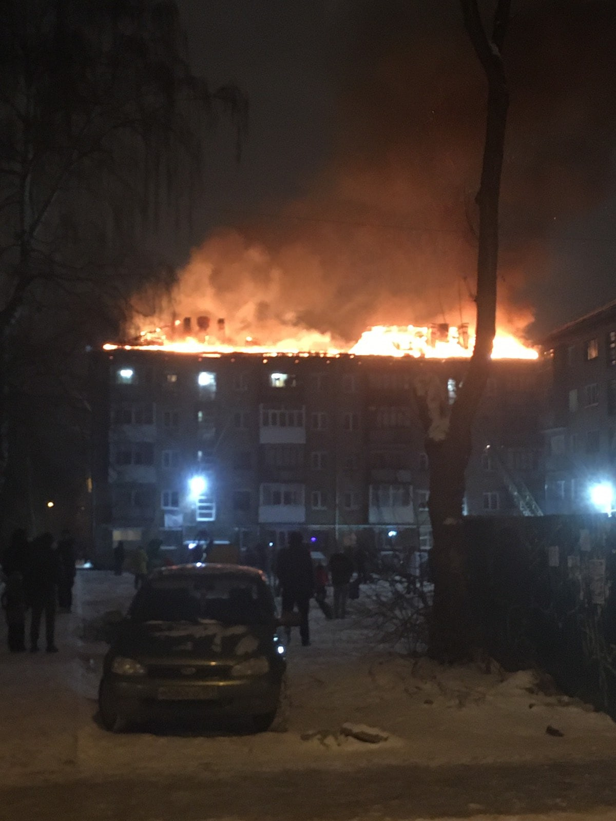 На фото видно, что дом отключили от электричества На фото видно, что дом отключили от электричества