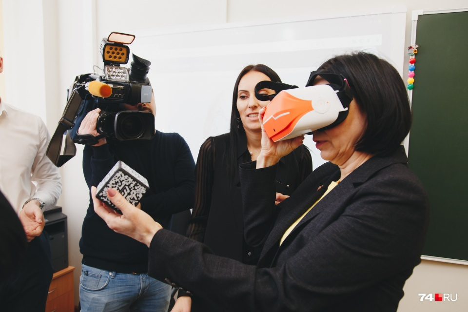 В новой школе в Чурилово Наталье Котовой предложили посмотреть на мир через очки виртуальной реальности