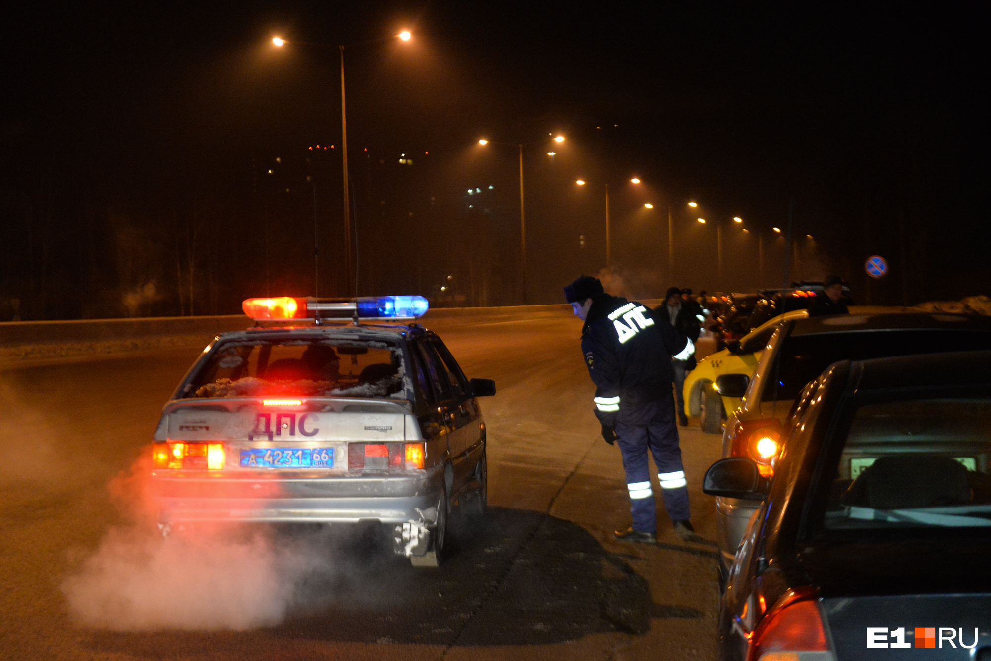 В Екатеринбурге ищут водителя, который насмерть сбил человека, сидевшего на дороге, и скрылся