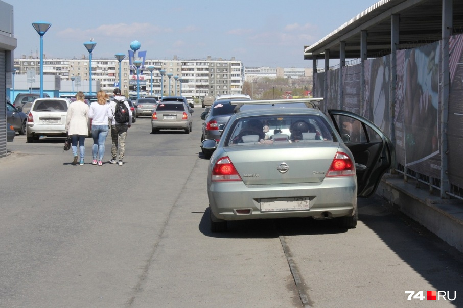 Плохо заметный тротуар по периметру парковки ТРК «Родник». Отсюда эвакуируют без проблем Плохо заметный тротуар по периметру парковки ТРК «Родник». Отсюда эвакуируют без проблем