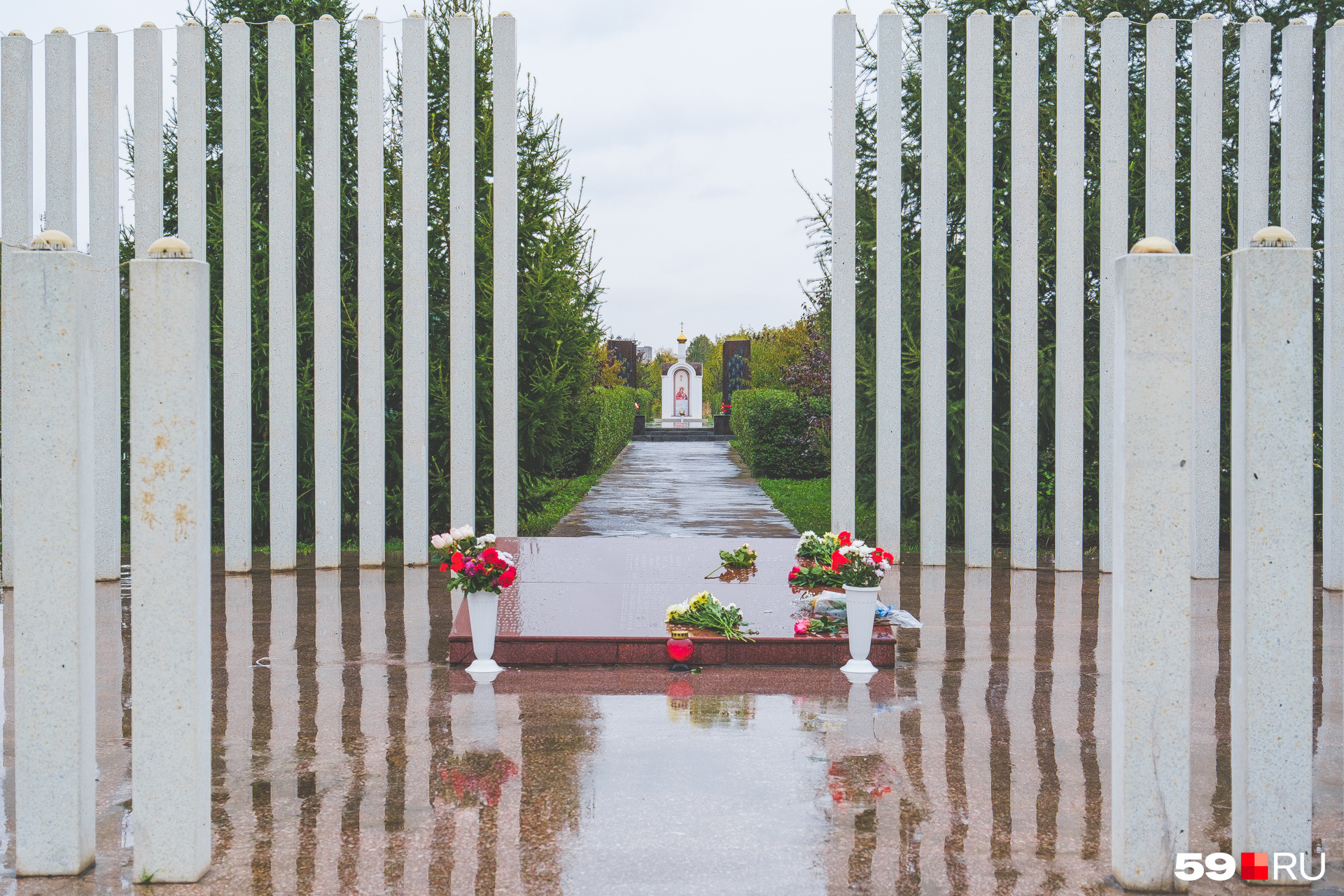Мемориал находится на месте крушения в микрорайоне Ераничи и представляет собой 88 белых каменных «свечей»-колонн по количеству погибших