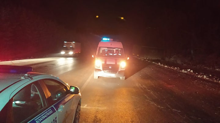 На трассе в Свердловской области в лобовом столкновении грузовика и легковушки погибли два человека