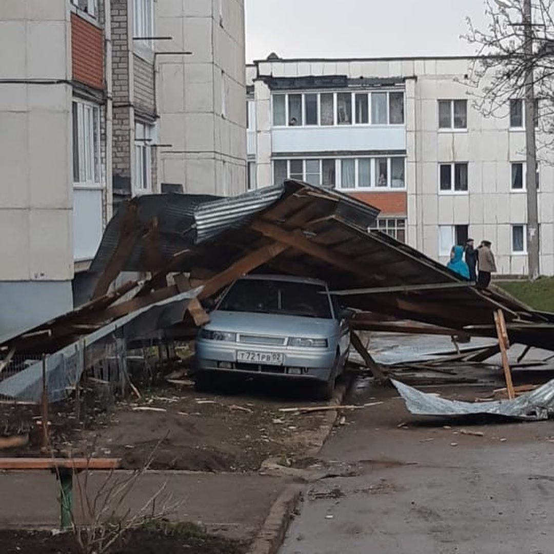 Машина была припаркована во дворе дома Машина была припаркована во дворе дома