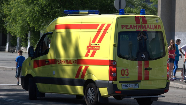 В центре Екатеринбурга водитель сбил девочку, внезапно выбежавшую на дорогу. Ее увезли в больницу