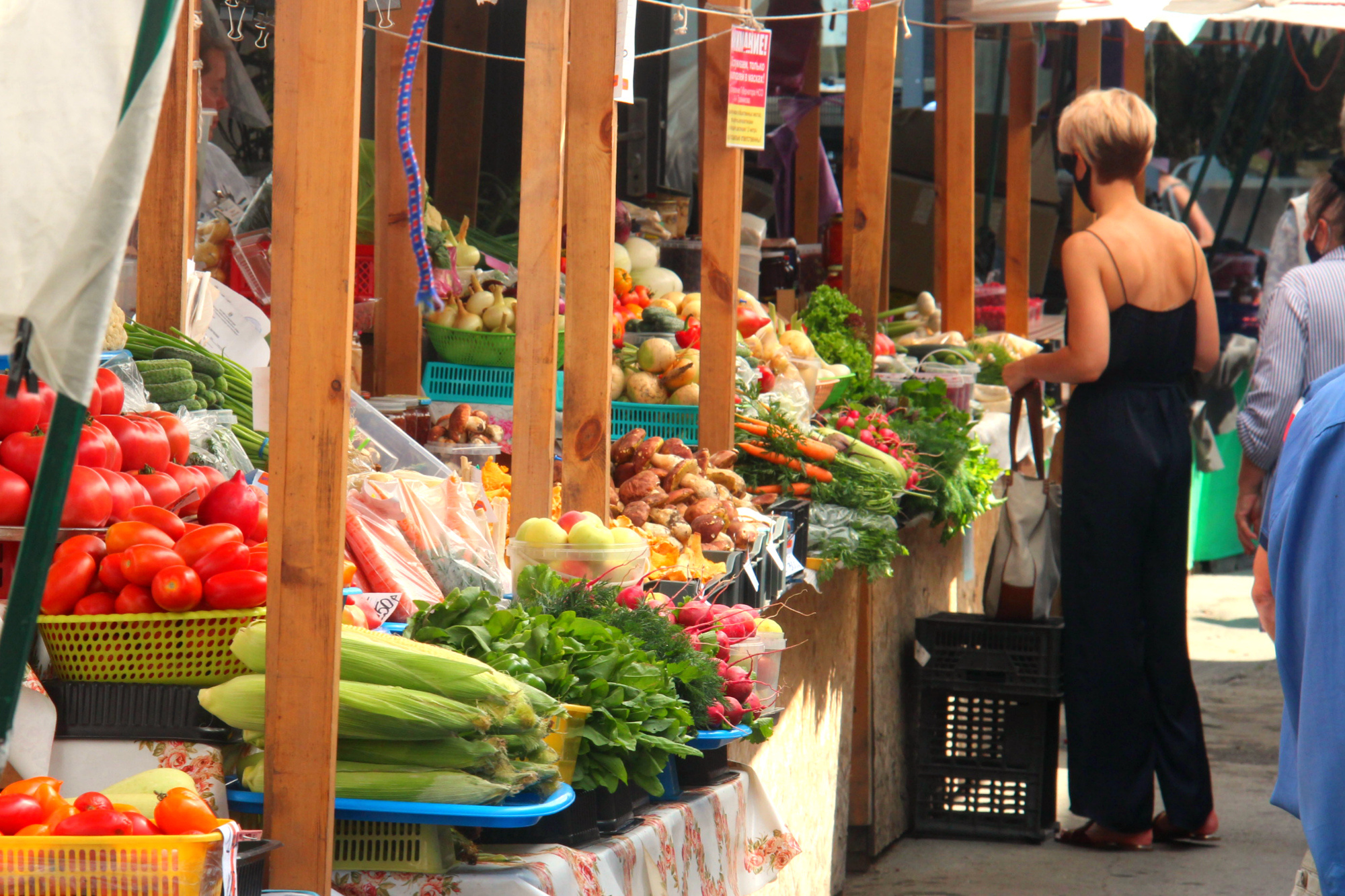 Три базар. Овощной рынок Новосибирск. Уличные рынки ягоды. Центральный рынок Новосибирск фрукты. Хилковский рынок Новосибирск.
