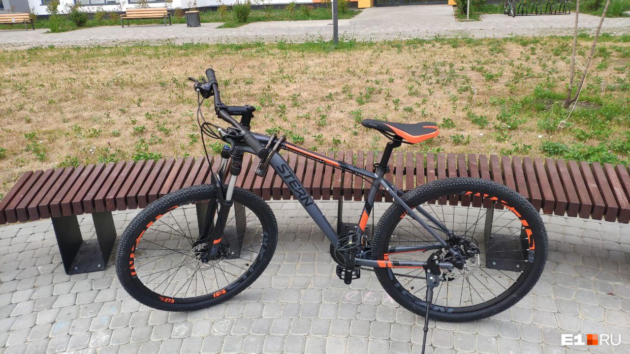 Два украденных велосипеда — Stern Motion 1.0. Такая модель в магазине стоит около 20 тысяч рублей 
