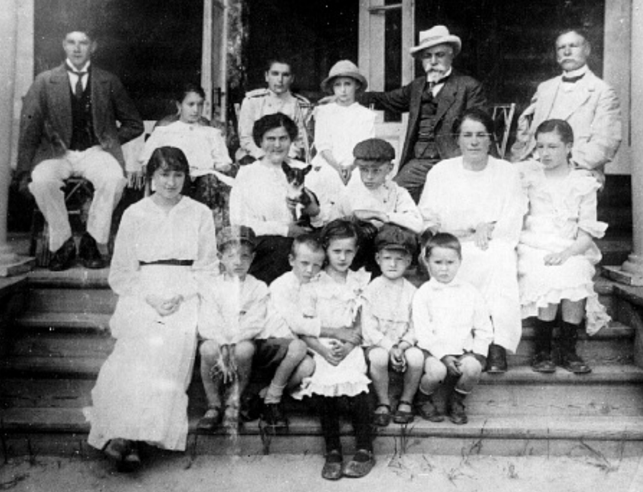 Здесь на одной из дач когда-то отдыхал инженер-путеец Григорий Будагов (на фото в шляпе) с семьёй