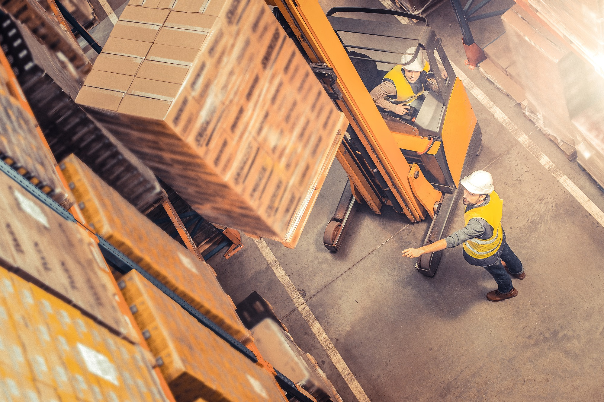 рабочий который переносит грузы. приспособления для грузчиков. рабочий который переносит грузы. рабочий который переносит грузы. транспортировка мебели.