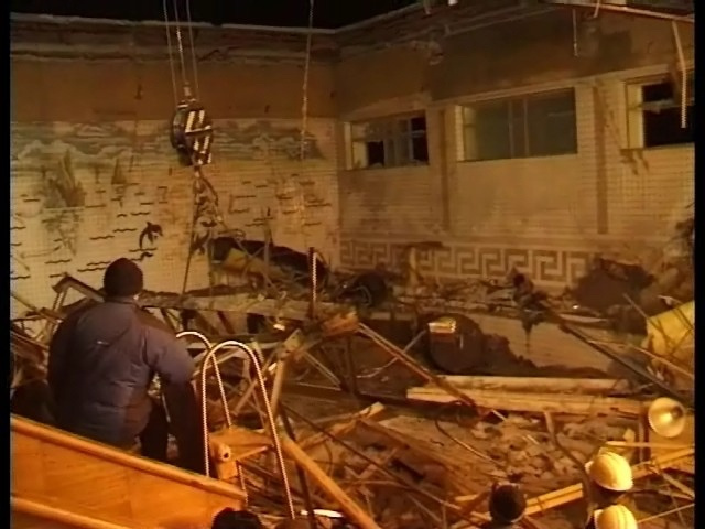 Куски кровли складывали в контейнеры и поднимали краном Куски кровли складывали в контейнеры и поднимали краном