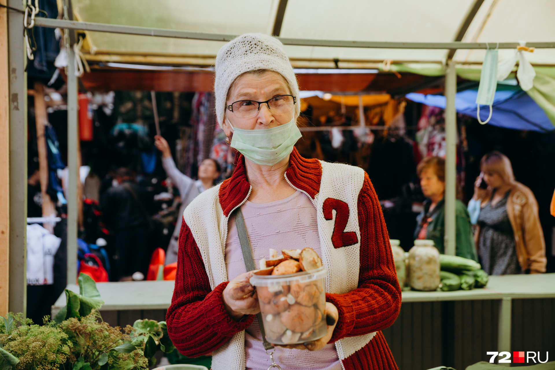 Галина Ивановна сама собирает грибы в районе Ирбитского тракта и затем продает их на уличном рынке. Говорит, что леса в той местности богаты на лесные дары Галина Ивановна сама собирает грибы в районе Ирбитского тракта и затем продает их на уличном рынке. Говорит, что леса в той местности богаты на лесные дары