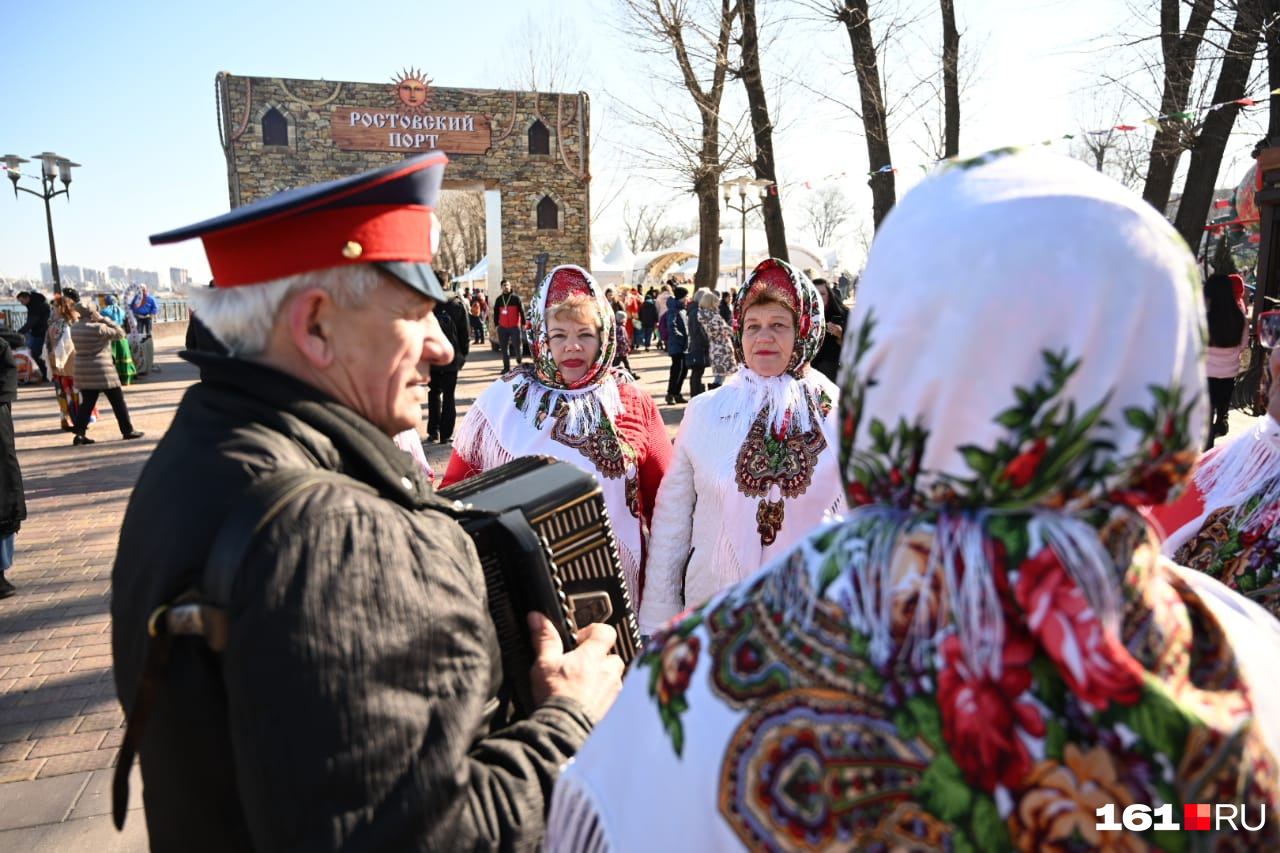А в Левобережном с самого утра звучали народные песни А в Левобережном с самого утра звучали народные песни