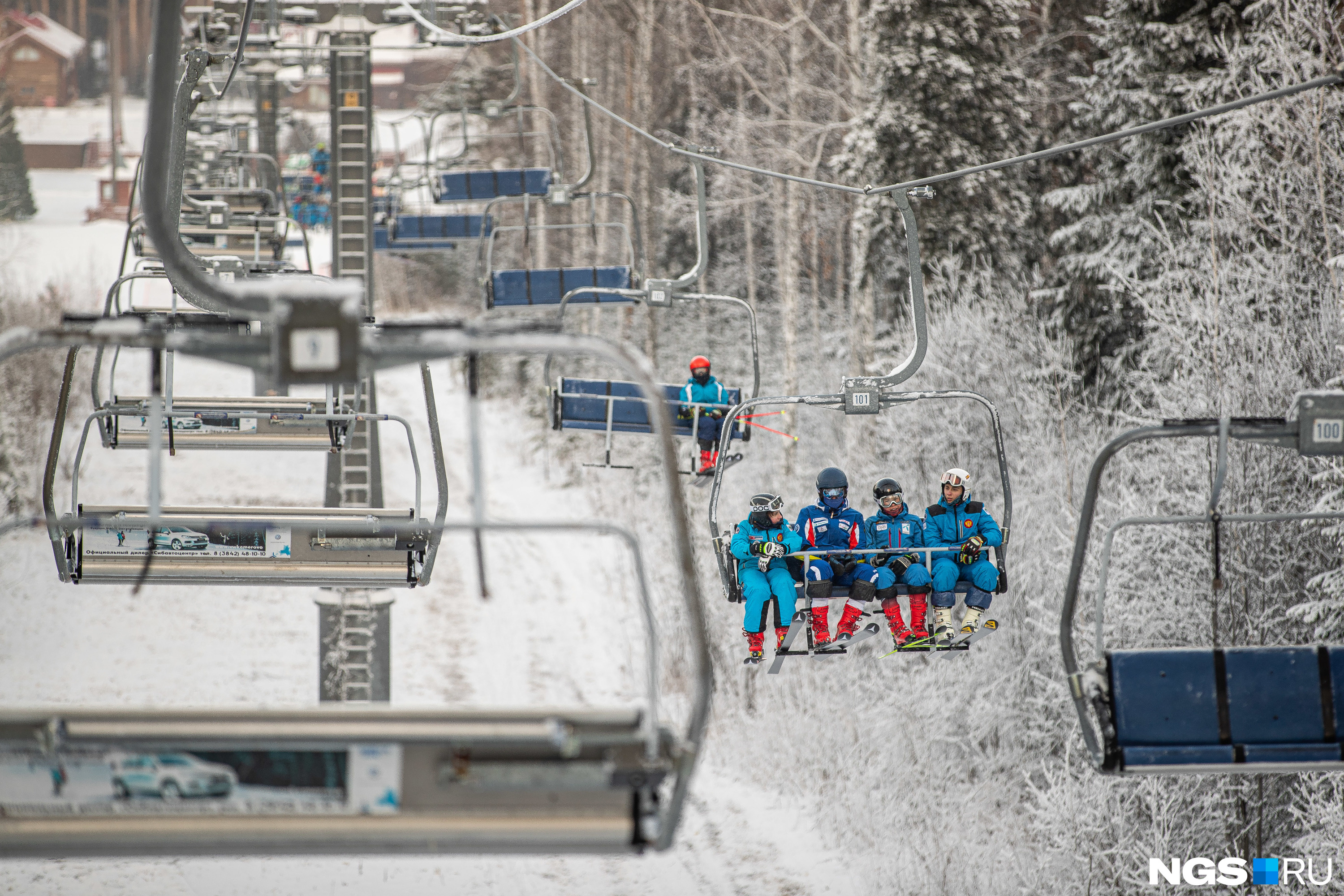 Если вы не катаетесь на лыжах или сноуборде, можно кататься на «плюшках» — для сноутюбинга есть специальная трасса с подъемником 