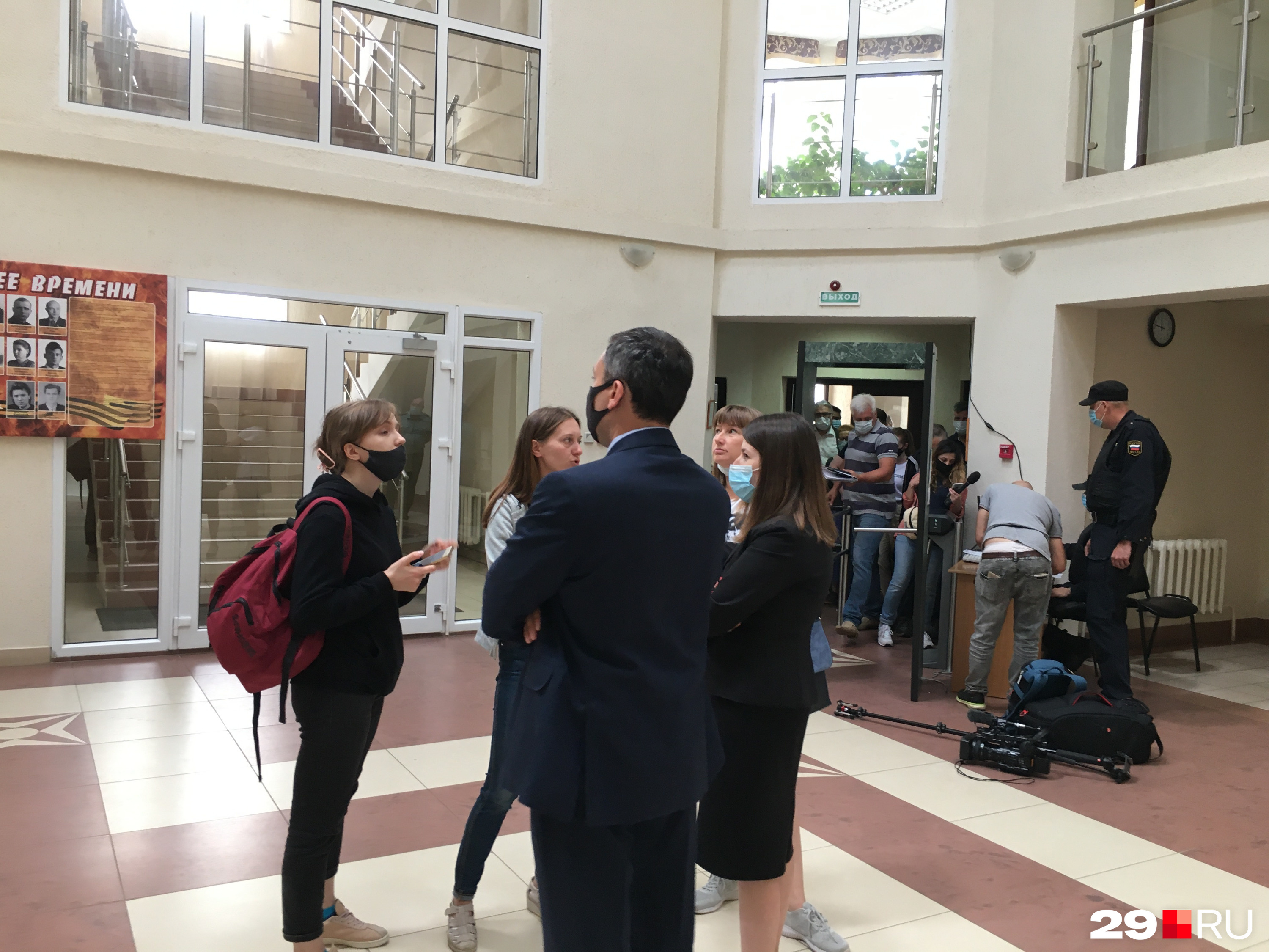 На заседание пришел политик Лев Шлосберг — Светлана Прокопьева работала редактором в «Псковской губернии», которую он издает