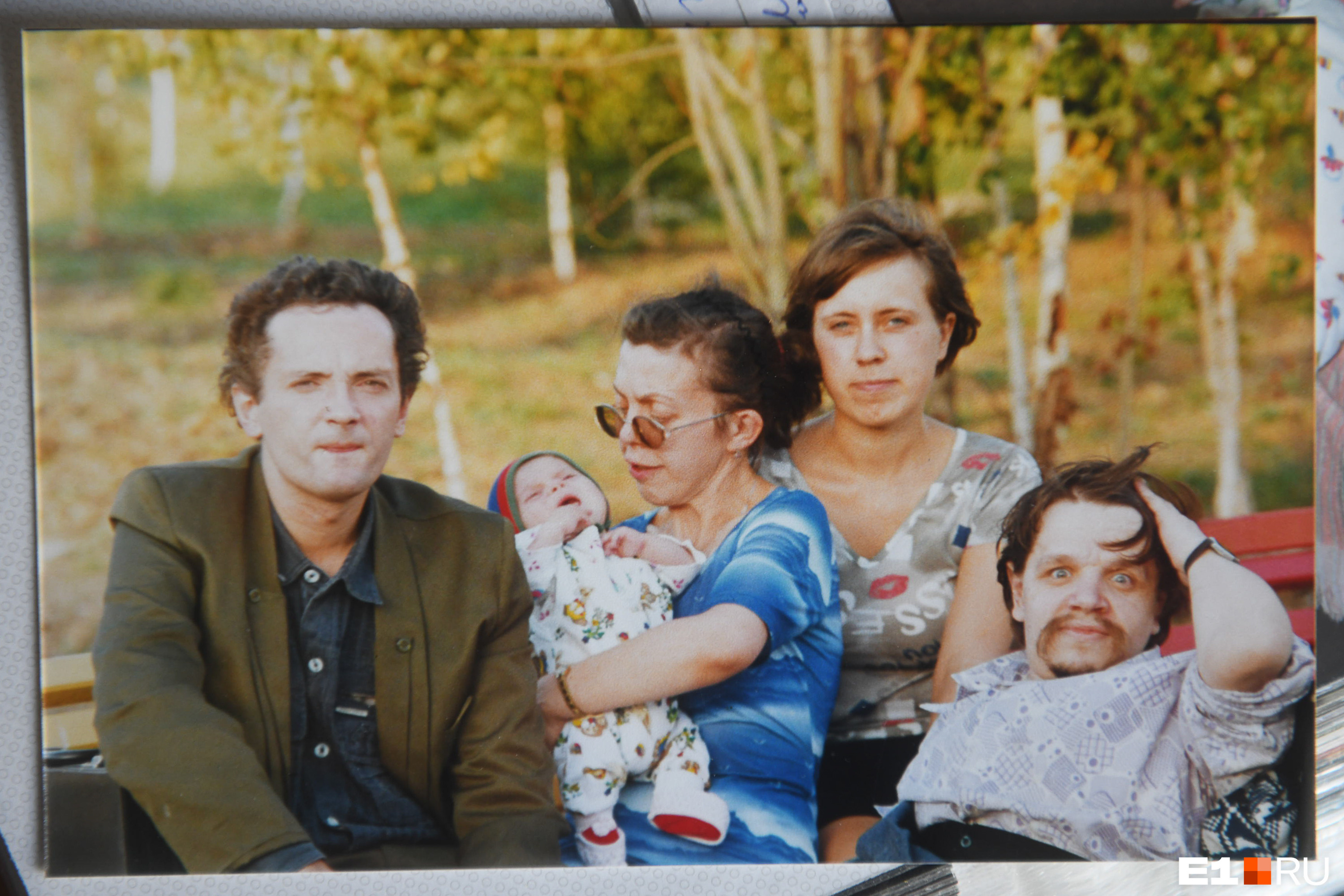 Оксана (с ребенком на руках), Константин (крайний справа) и друзья семьи
