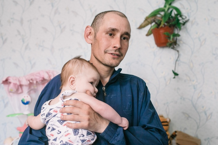 Дмитрий два года назад с трехмесячным Костей, которого пытались забрать из семьи