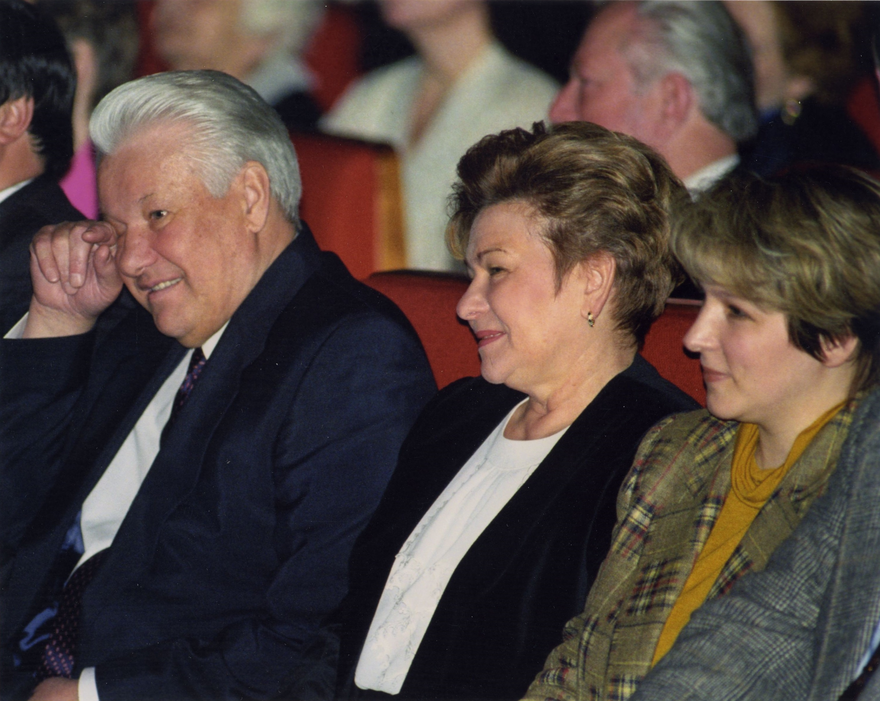 Борис Ельцин, Наина Ельцина и Татьяна Дьяченко на концерте «Московская юморина». Москва, Кремль, 1 апреля 1996 года