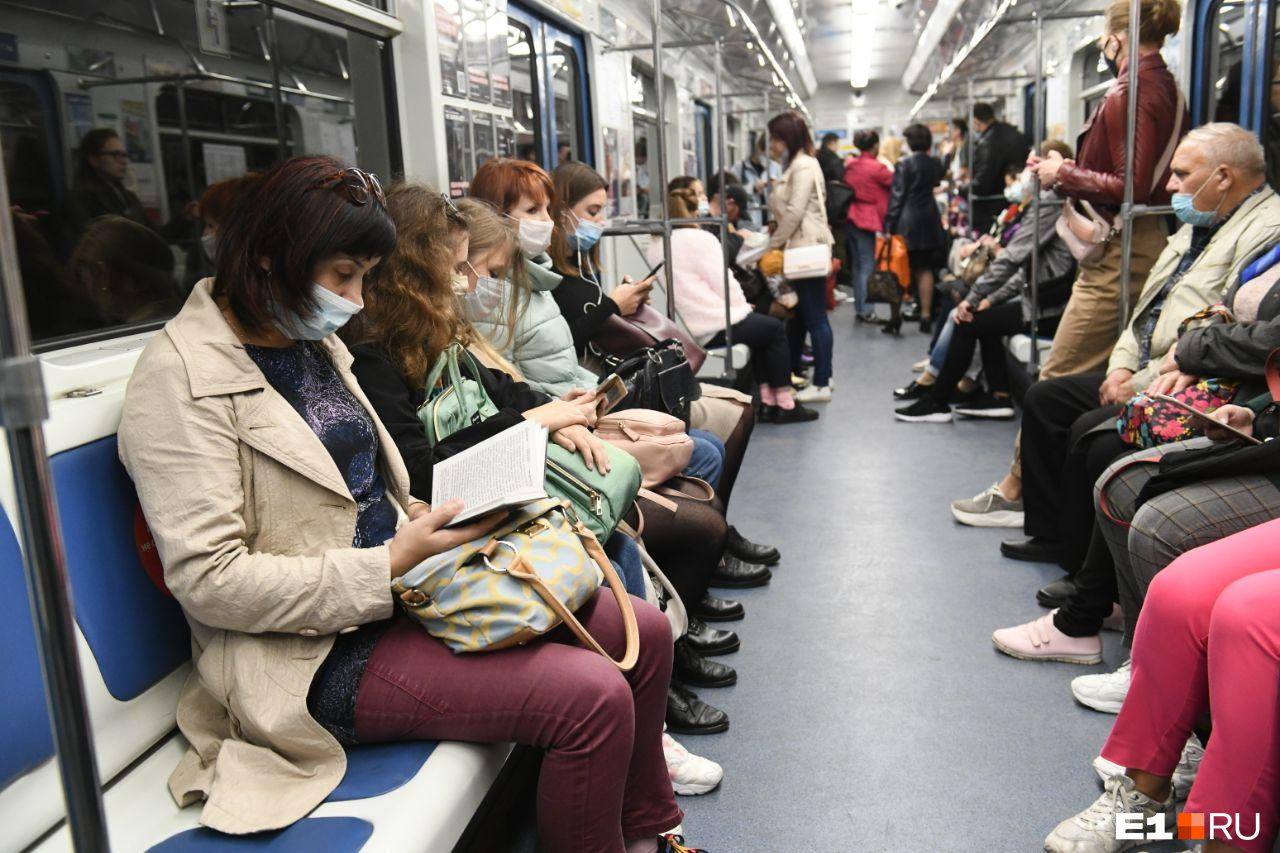 В метрополитене быстро добились почти 100%-го ношения масок