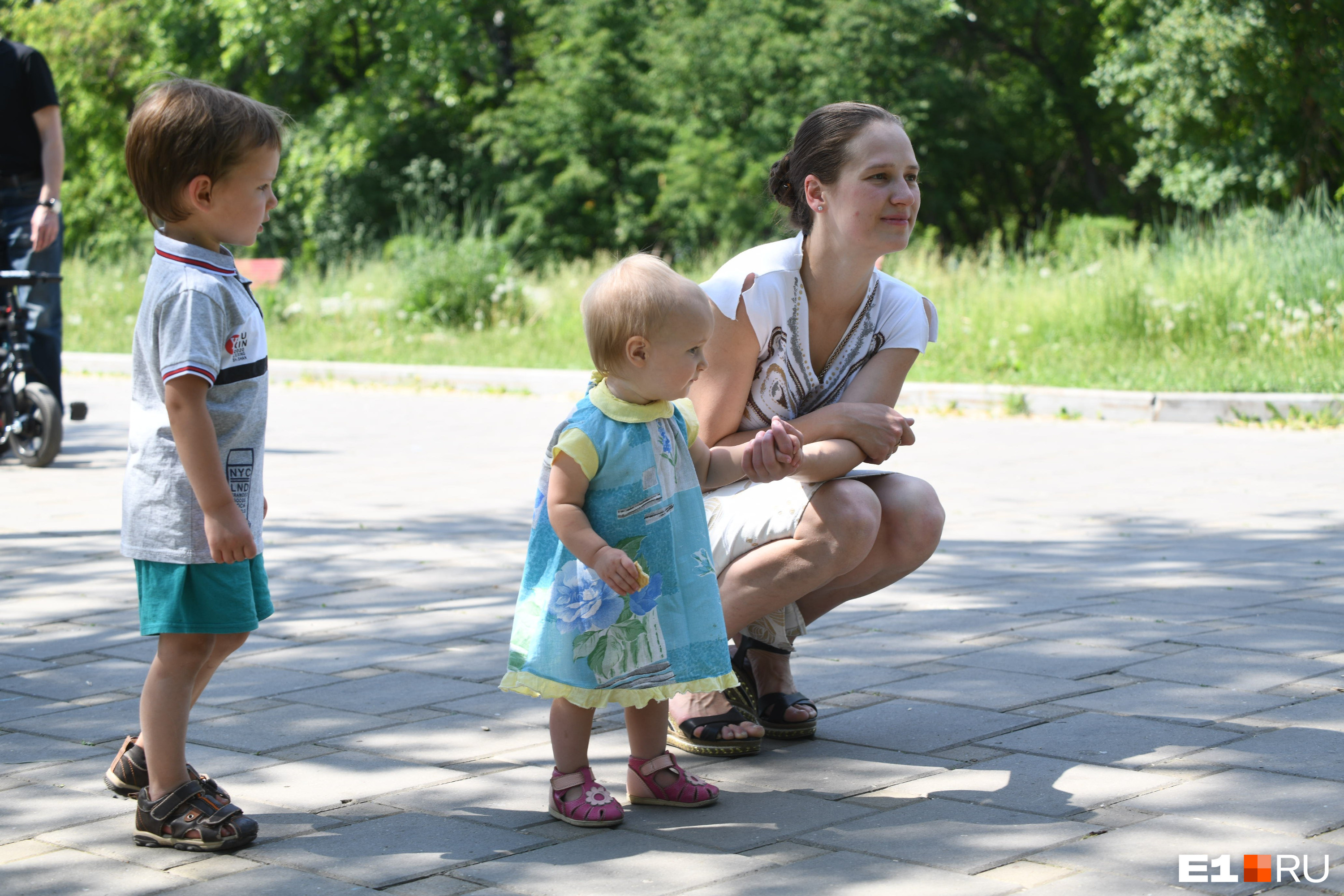 В парке имени Павлика Морозова всегда много детей, но сейчас больше, чем обычно: садики пока работают только в режиме дежурных групп