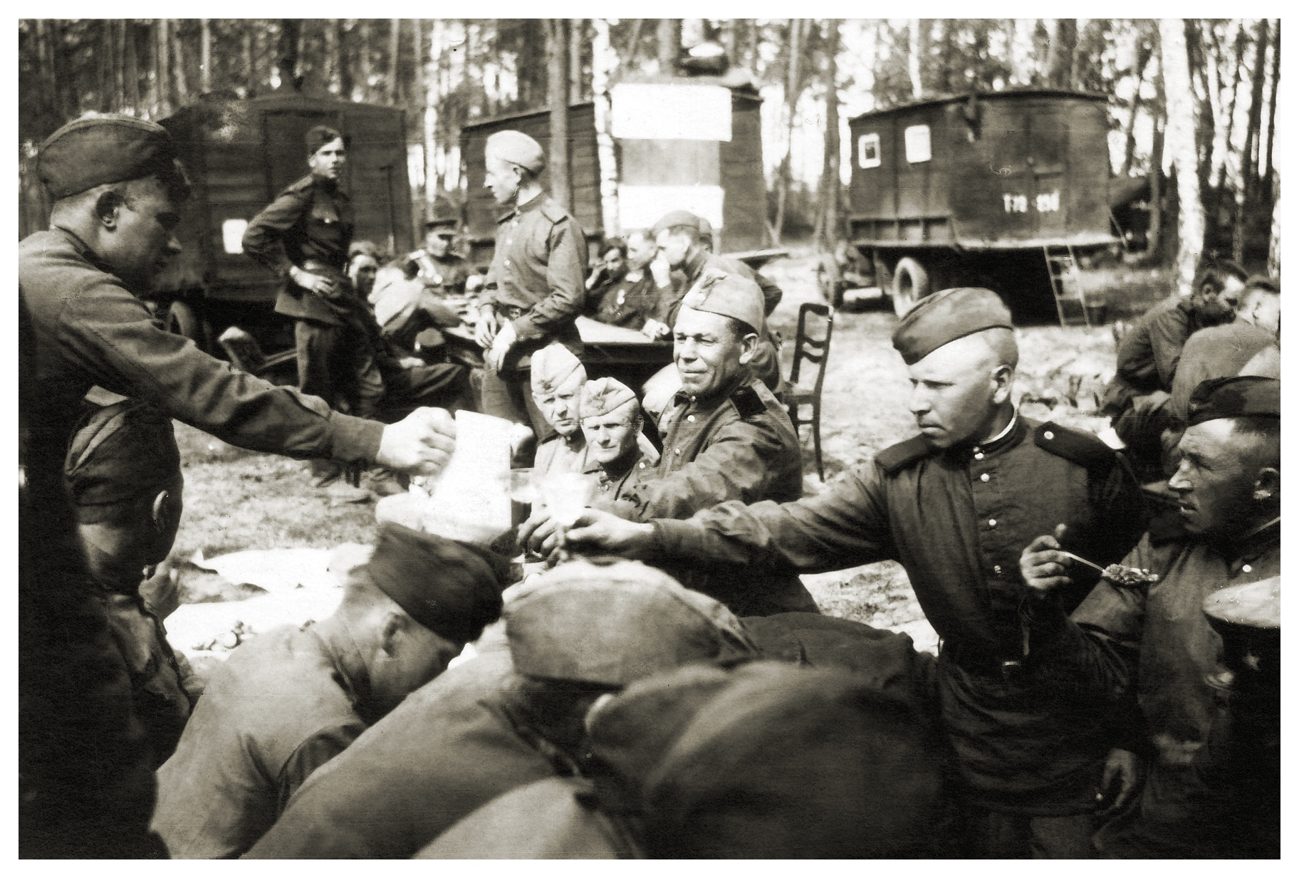 Солдаты празднуют Победу в Германии, май 1945 года Солдаты празднуют Победу в Германии, май 1945 года