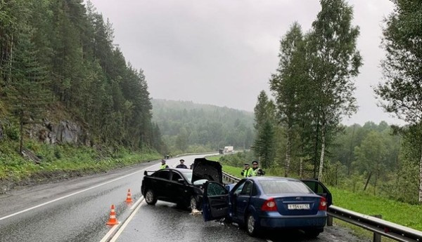 Водителя и пассажира Ford увезли в больницу Водителя и пассажира Ford увезли в больницу