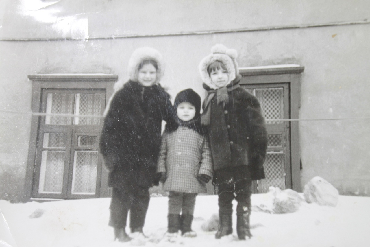 В день пропажи Таня (крайняя справа) была одета именно так, как на этом снимке — шуба, длинные сапожки, светлая меховая шапка